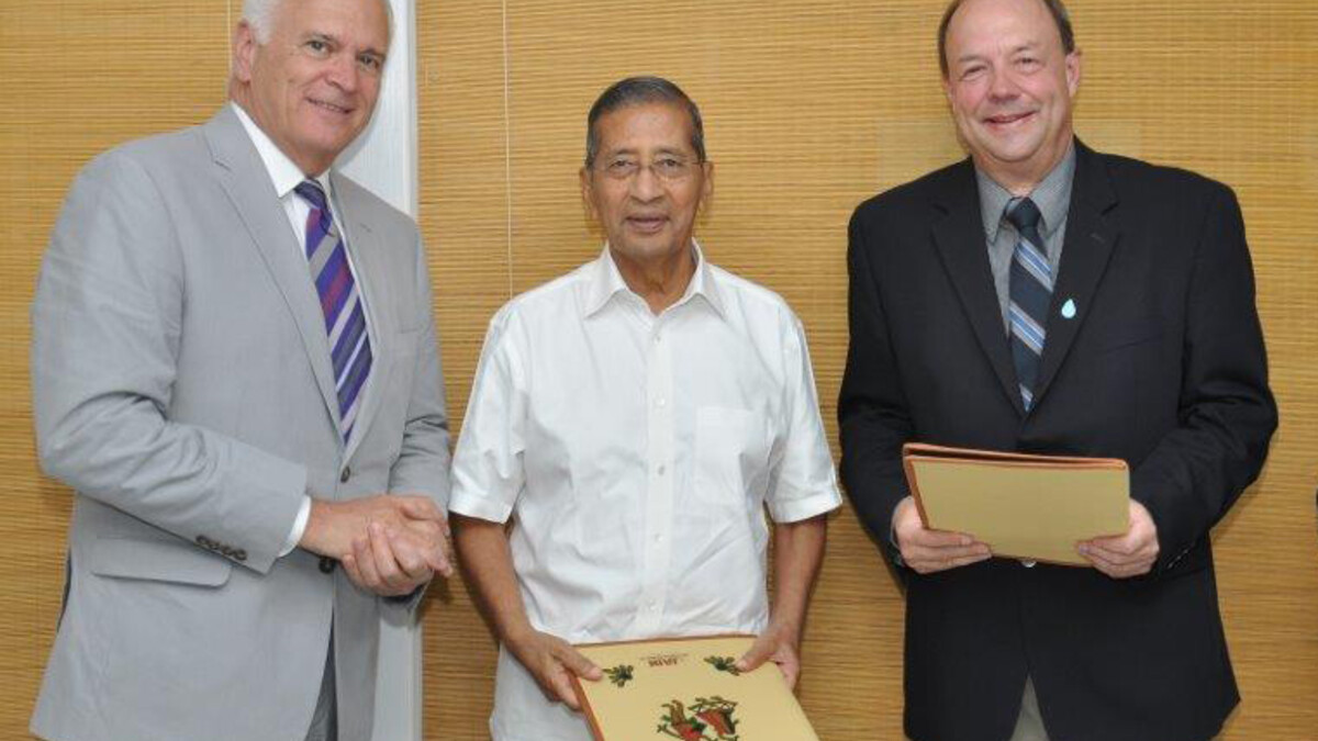 (From left) Thomas Farrell, senior adviser to UNL chancellor Harvey Perlman; Bhau Jain, chairman of Jain Irrigation Systems; and Christopher Neale, director of research, Water for Food Institute.